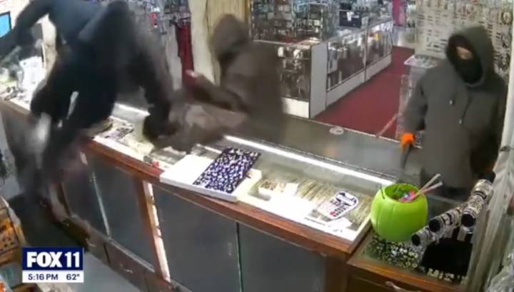 Wild video shows smash and grab suspects rob LA jewelry store