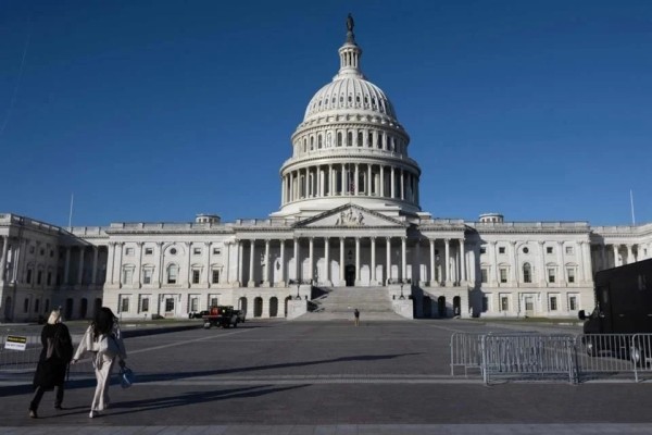 Reabre Gobierno de EU... pero quedan divisiones