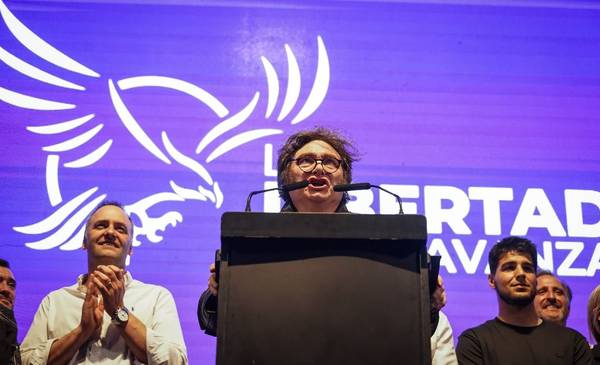 Lejos de la estabilidad macroeconómica, se acelera la inflación y cae la recaudación