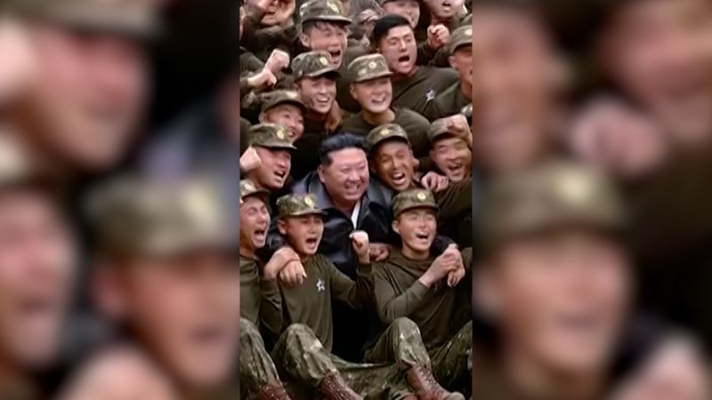 Corea del Norte exhibe a sus tropas de élite en la televisión estatal