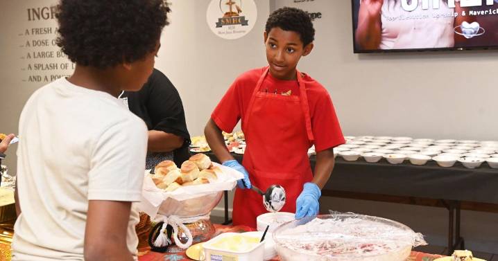 PHOTO GALLERY | 'It's a blessing': Church groups open doors to offer Thanksgiving meals for community