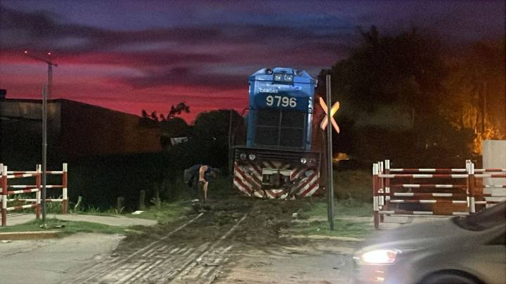 Descarriló un tren atrás de la cancha de Unión, en la esquina de Av. Perón e Irala
