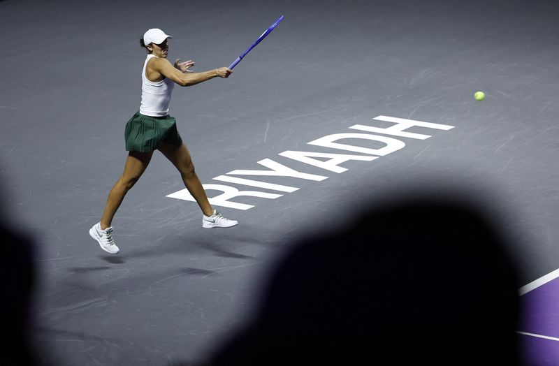Tennis-Swiatek swats aside Keys for winning start at WTA Finals