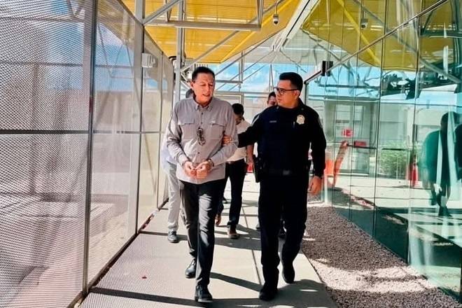 Retienen en garita a alcalde de SLRC y le retiran visa