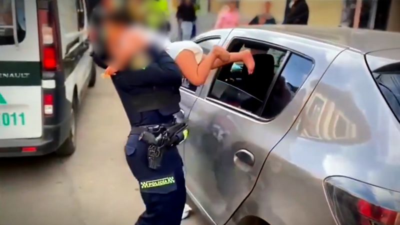 Policía de Bogotá rescata a un niño encerrado en un vehículo