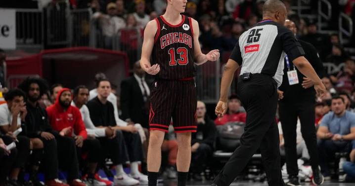 Bulls' Kevin Huerter ejected for tapping ball that hits referee Che Flores in the back
