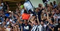 ¿Y eso? Afición de Rayados protagoniza choque con la policía previo al Clásico Regio