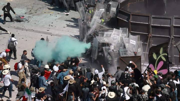 Marchas Generación Z y Sombrero: 17 mil asistentes, 20 detenidos y 100 policías heridos, en CDMX