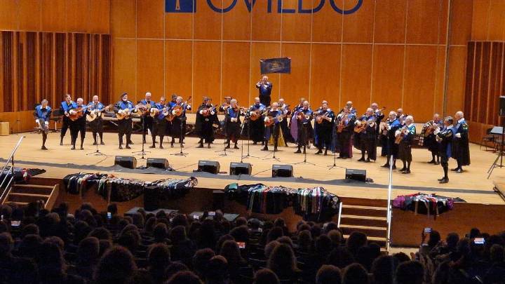 Gran entrada en el Auditorio de Oviedo para recordar a dos tunos históricos y ayudar a El Sueño de Carmen