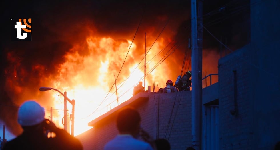¡Inferno en Puente Piedra! Incendio arrasa zona industrial y afecta fábricas enteras en La Ensenada El fuego se originó durante la madrugada y consumió fábricas de colchones, plásticos y baterías en l