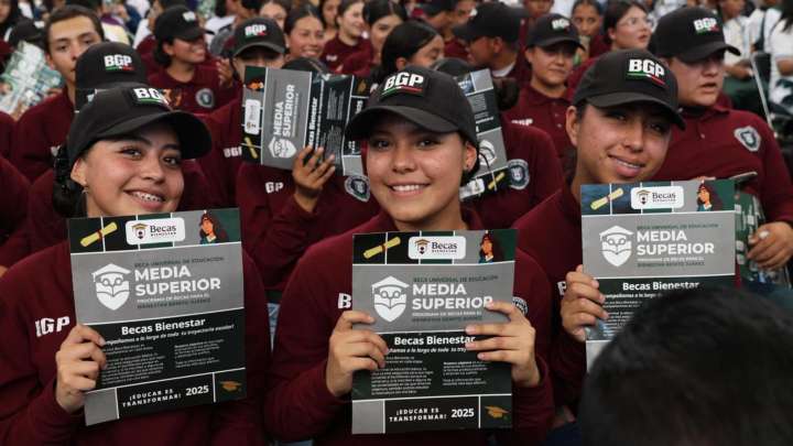 Hoy Empieza Entrega de Tarjetas de Beca Benito Juárez: ¿Cómo Saber Cuándo Te Toca Recogerla?