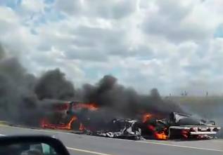 Pérdidas totales en la ruta 35: un incendio destruyó una camioneta, un carro y su carga