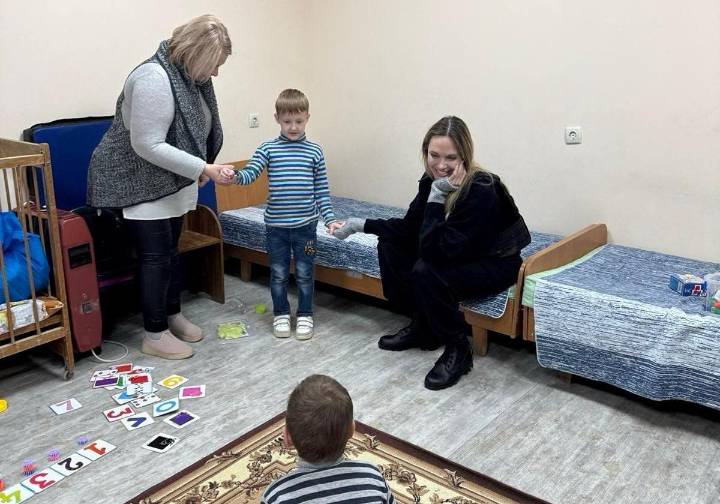 Angelina Jolie visita Jersón, una de las ciudades más peligrosas del frente ucraniano