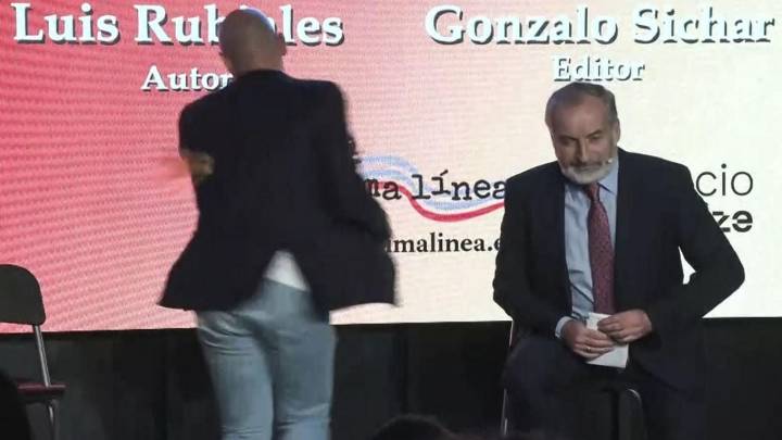 Atacan con huevos a Luis Rubiales durante la presentación de su libro