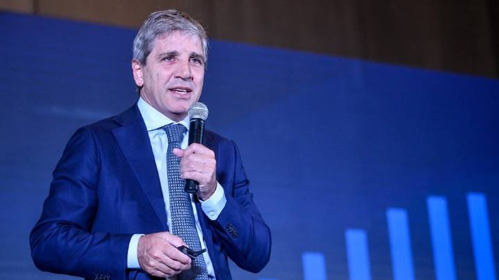 Luis Caputo aseguró que el tipo de cambio es competitivo y explicó que el sistema de bandas permite que el dólar flote sin sobresaltos