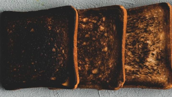 Qué es la teoría de la tostada quemada: cómo llegar tarde puede salvarte la vida