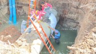 Fuga de agua por socavón en Iztapalapa encharca la unidad Vicente Guerrero