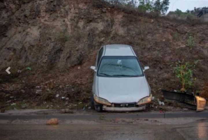 Vehículo abandonado tras accidente en Cuauhtémoc Sur
