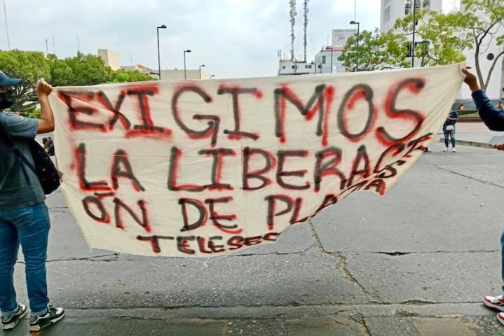 Docentes bloquean calles en Tuxtla por falta de plazas