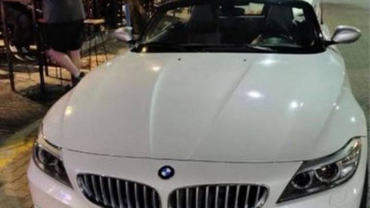 Un concejal libertario manejaba borracho un BMW descapotable con una copa de vino en una mano