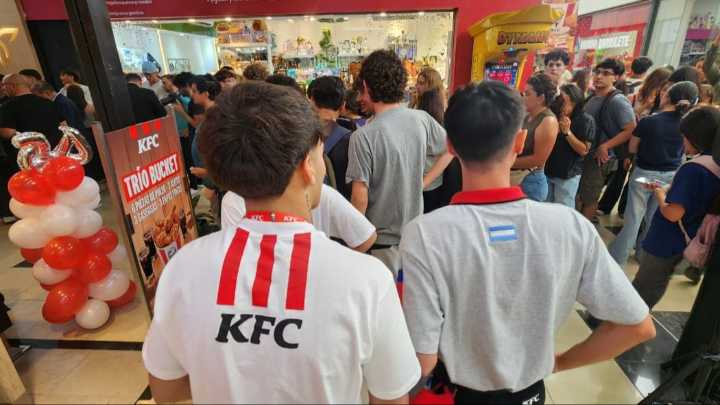 Llegó la cadena de pollo frito KFC a San Juan: largas filas en el debut