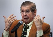 Bryce Echenique entrega al Cervantes el original de 'Un mundo para Julius'