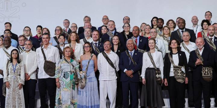 Mandatarios recibieron mochilas tejidas por artesanas indígenas en la cumbre de la Celac