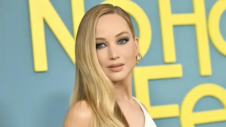 Jennifer Lawrence deslumbra en gala de la Fundación SAG‑AFTRA y anuncia proyecto Miss Piggy
