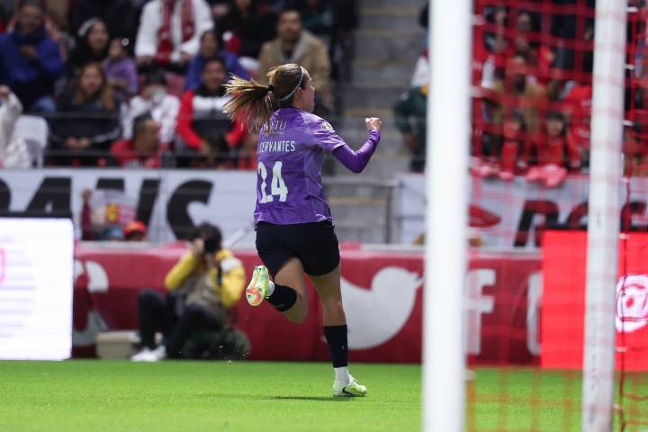 Doblete de Alicia Cervantes guía pase de Chivas a semifinales de Liga Mx femenil