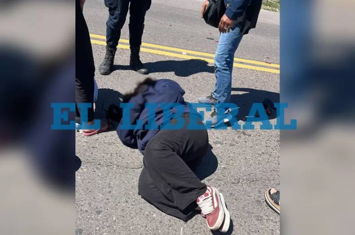 Chocó brutalmente a una motociclista y huyó: buscan al conductor del auto