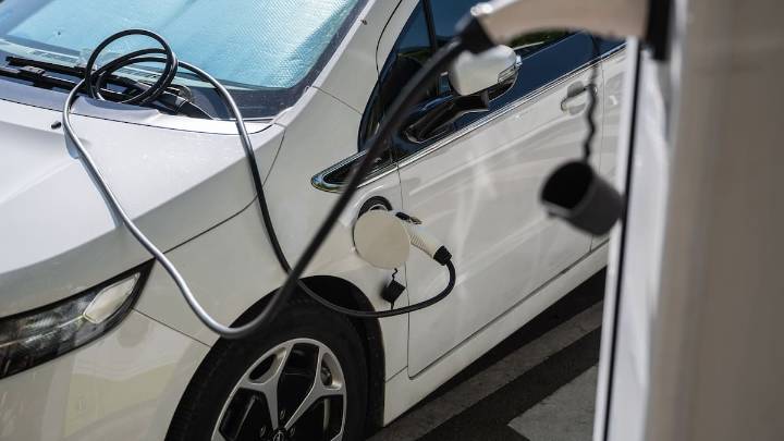 Un experto explica por qué nos está constando tanto la transición hacia el vehículo eléctrico en España