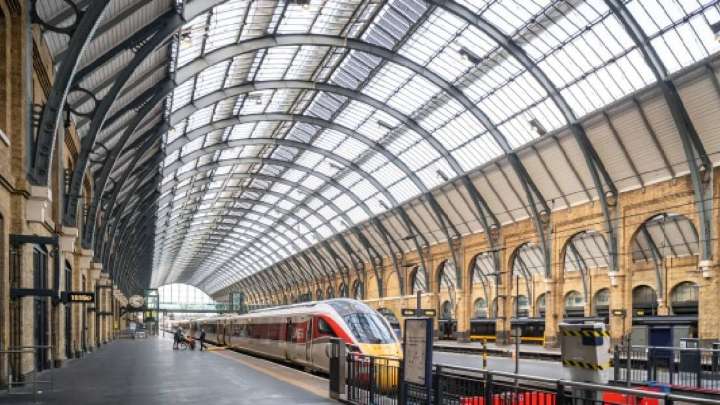 Apuñalamiento en tren de Reino Unido deja al menos 10 heridos; dos se encuentran graves