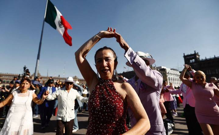 Brugada declara al danzón como Patrimonio Cultural Inmaterial de la CDMX; celebran con baile masivo en el Zócalo