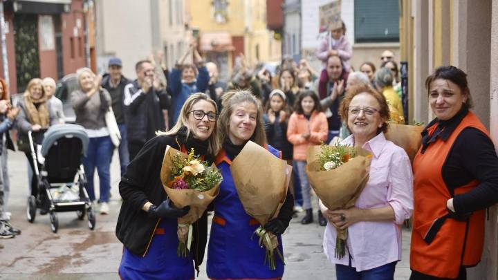 Emotivo y multitudinario homenaje en el barrio gijonés de Cimavilla en el adiós a uno de sus negocios más históricos: flores, aplausos y lágrimas