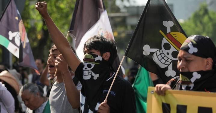 Manifestantes alzan voz contra el gobierno en México en medio de festejos por la Revolución