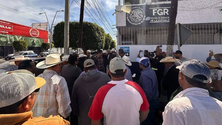 Campesinos de Guanajuato se presentan ante la Fiscalía General de la República