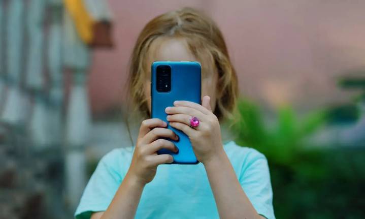 Europa limita acceso a redes sociales para menores