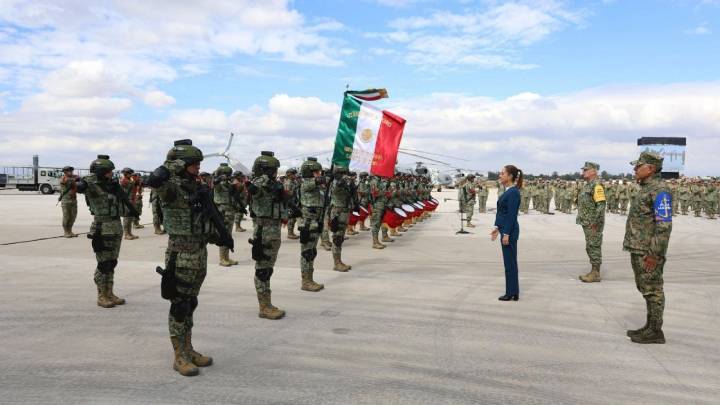 Sheinbaum condecora a elementos que participaron en Plan DN-III-E y Plan Marina durante emergencias