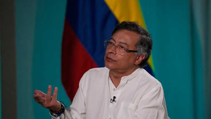 Presidente Gustavo Petro defiende compra hecha a Suecia de los aviones de combate Gripen y reitera su apoyo a la primera dama Verónica Alcocer
