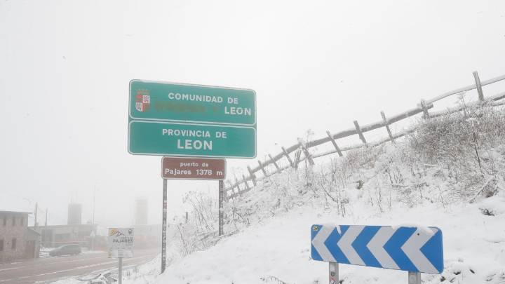 Esto es lo que debes hacer si hay nieve en la carretera, según la DGT