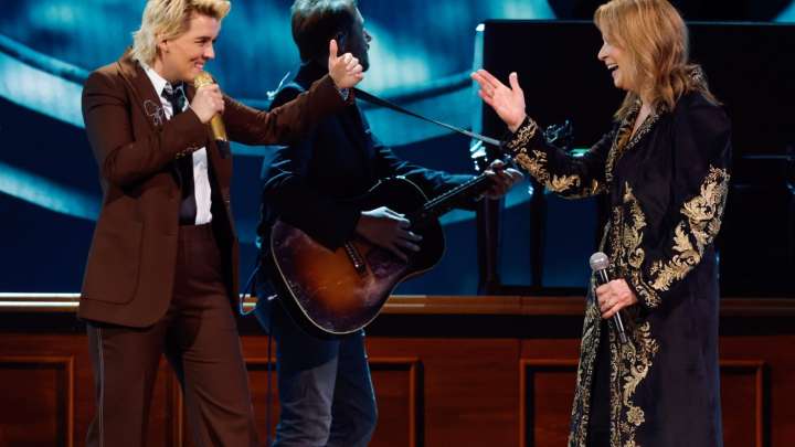 Brandi Carlile Sings Vince Gill's 'When I Call Your Name' at 2025 CMAs