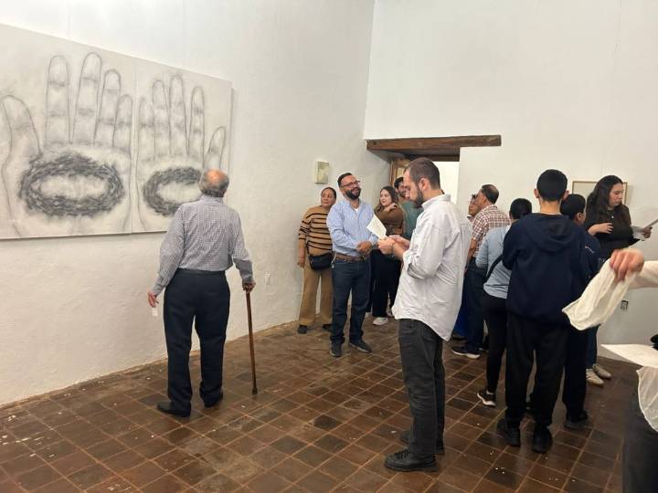 Carlos Soto impulsa el talento artístico con la exposición “Ritual de llamamiento: Preludio del artrópodo para el día más largo”