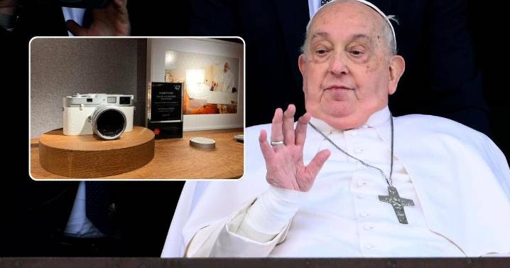 Subastan cámara fotográfica del papa Francisco en 6.5 millones de euros