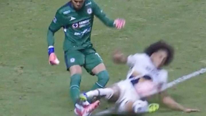 Carrasquilla rompe a Kevin Mier en el Cruz Azul vs Pumas y así reaccionan las redes sociales