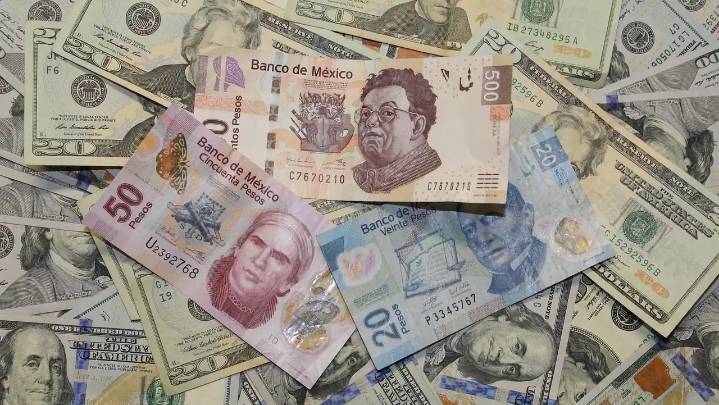 Peso avanza en espera de datos económicos de Estados Unidos