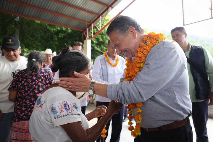 Julio Menchaca recorre comunidades afectadas de la Huasteca hidalguense
