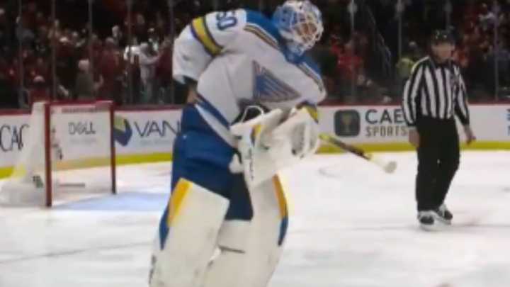 El portero Binnington intentó birlar el puck del gol 900 de Ovechkin: al final Alex se lo pudo llevar