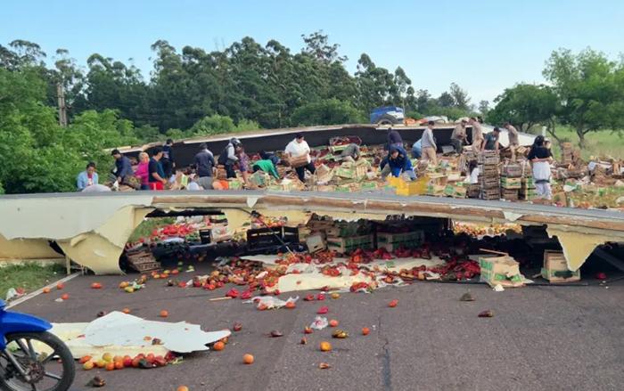 Esquina: volcó un camión de verduras en Ruta 12 y la gente se llevó la carga