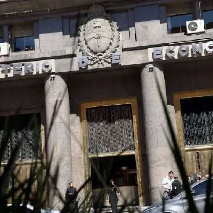 Economía logró superávit financiero de $517.672 millones, pese a pagar intereses por más de $300.000 millones