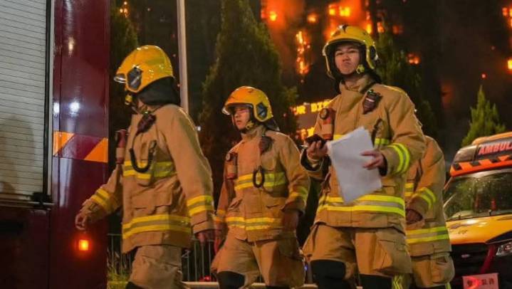 13 muertos tras incendio en complejo residencial de Tai Po China